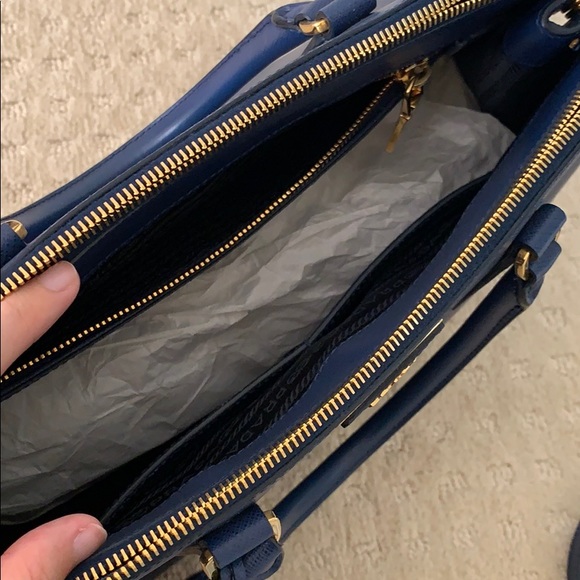 Medium Prada Saffiano Leather Galleria bag - Picture 4 of 9